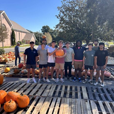 ETA PSI HELPS SAINT LUKES CHURCH MOVE PUMPKINS FOR THE FALL!