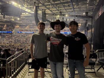 Brothers go see Zach Top